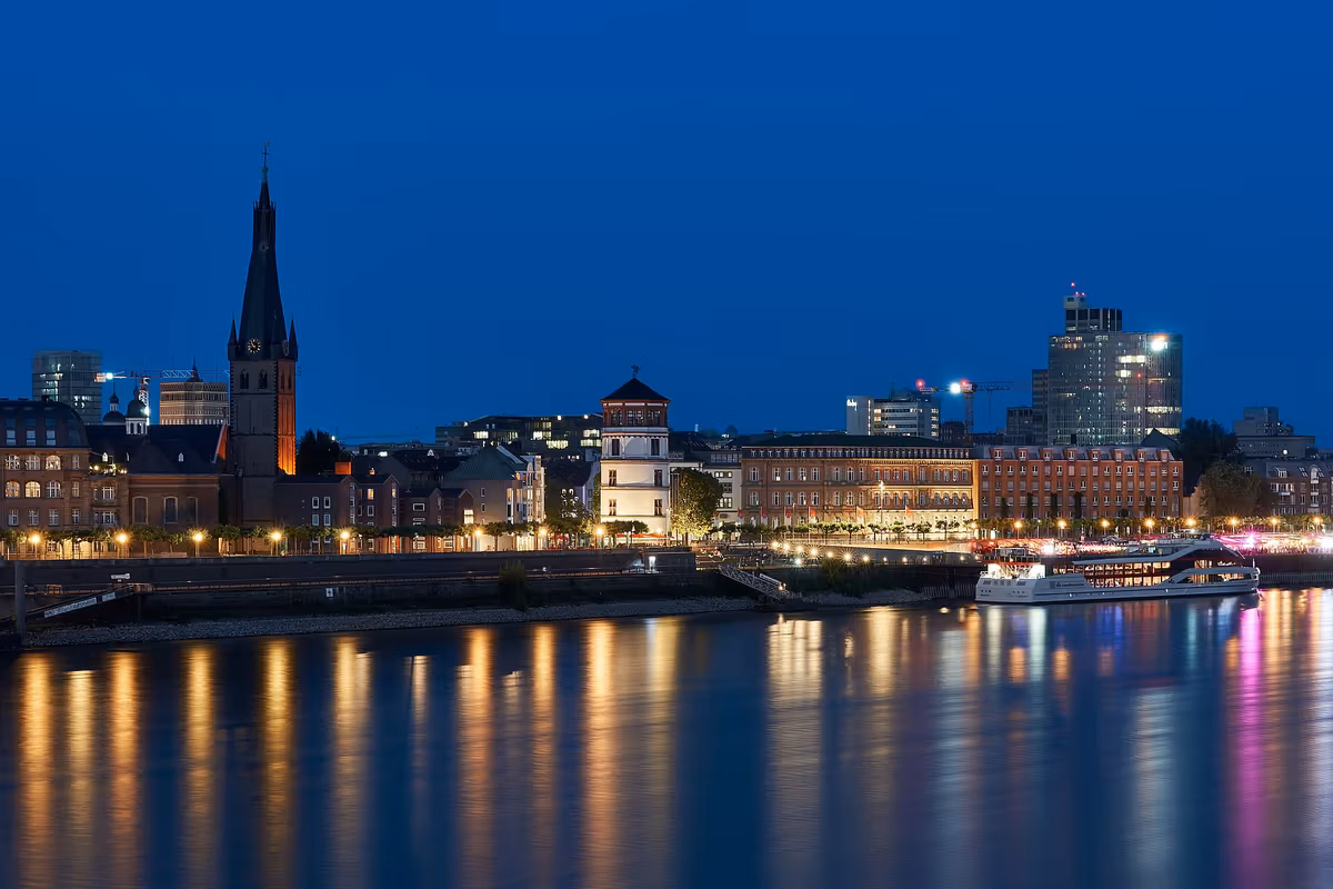Altstadt & längste Theke der Welt — Altstadt · längste Theke der Welt — Düsseldorf zur blauen Stunde