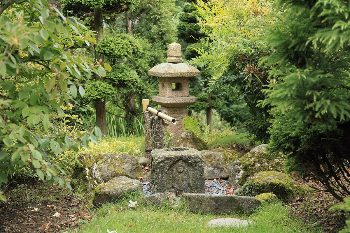 Japanischer EKŌ-Garten · Stille im Norden — Japanischer EKŌ-Garten · Steinlaterne — Düsseldorf