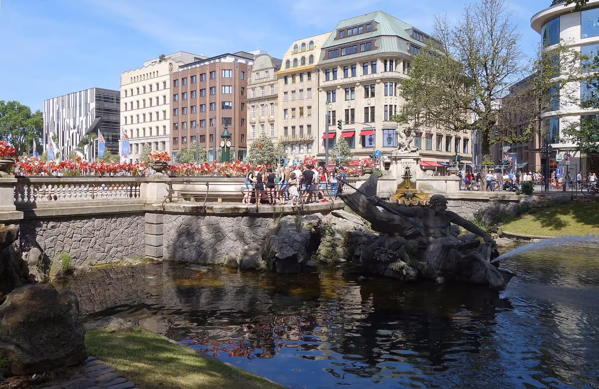 Königsallee · die Kö — Königsallee · Tritonenbrunnen an der Kö — Düsseldorf