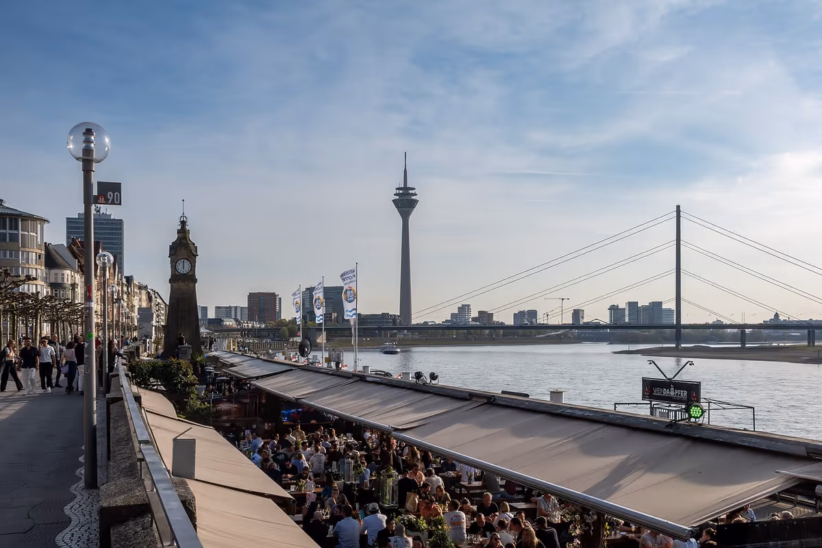 Rheinschifffahrt · Köln-Düsseldorfer — Rheinuferpromenade im Abendlicht · Düsseldorf
