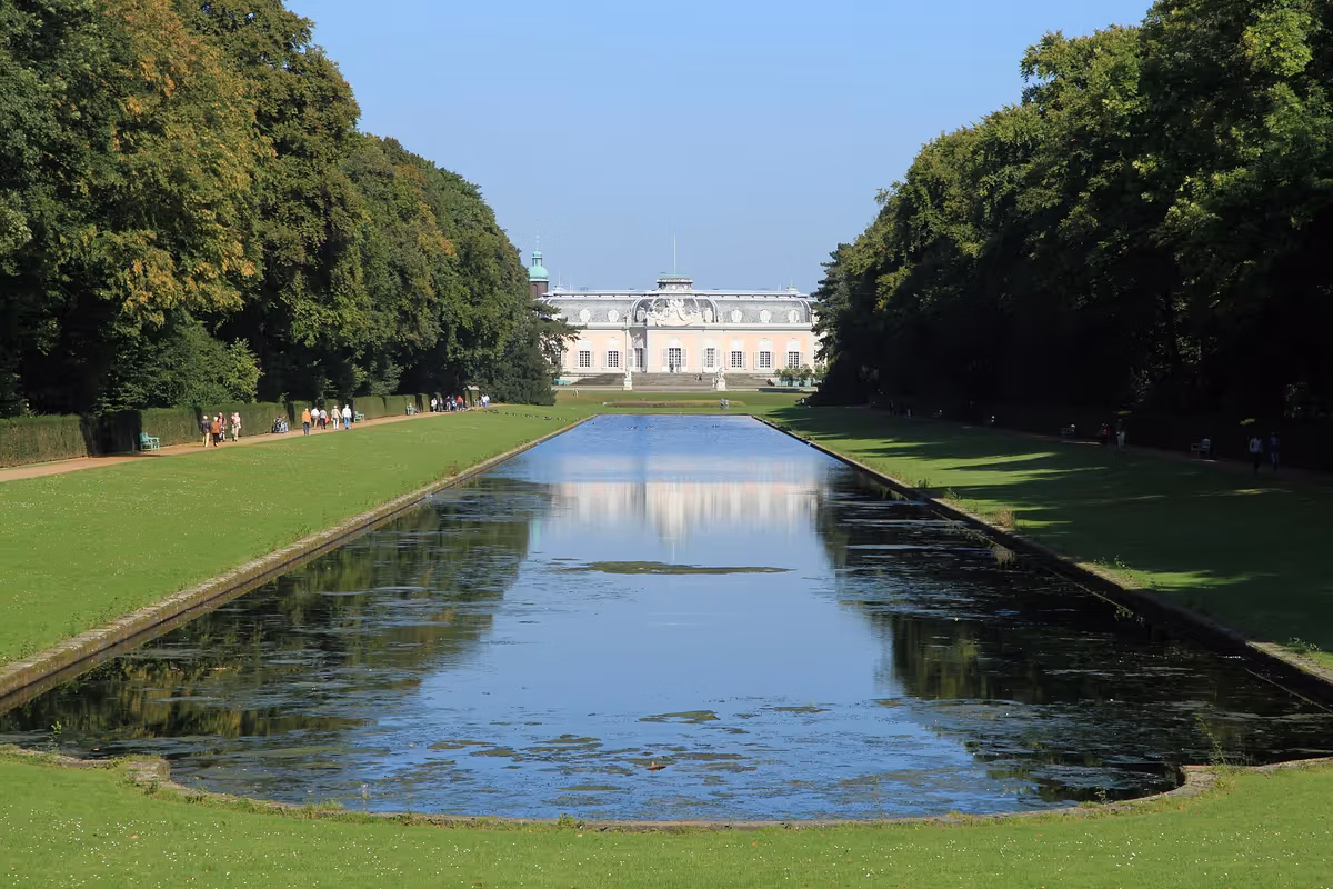 Schloss Benrath · barockes Lustschloss — Schloss Benrath · barockes Lustschloss am Spiegelweiher