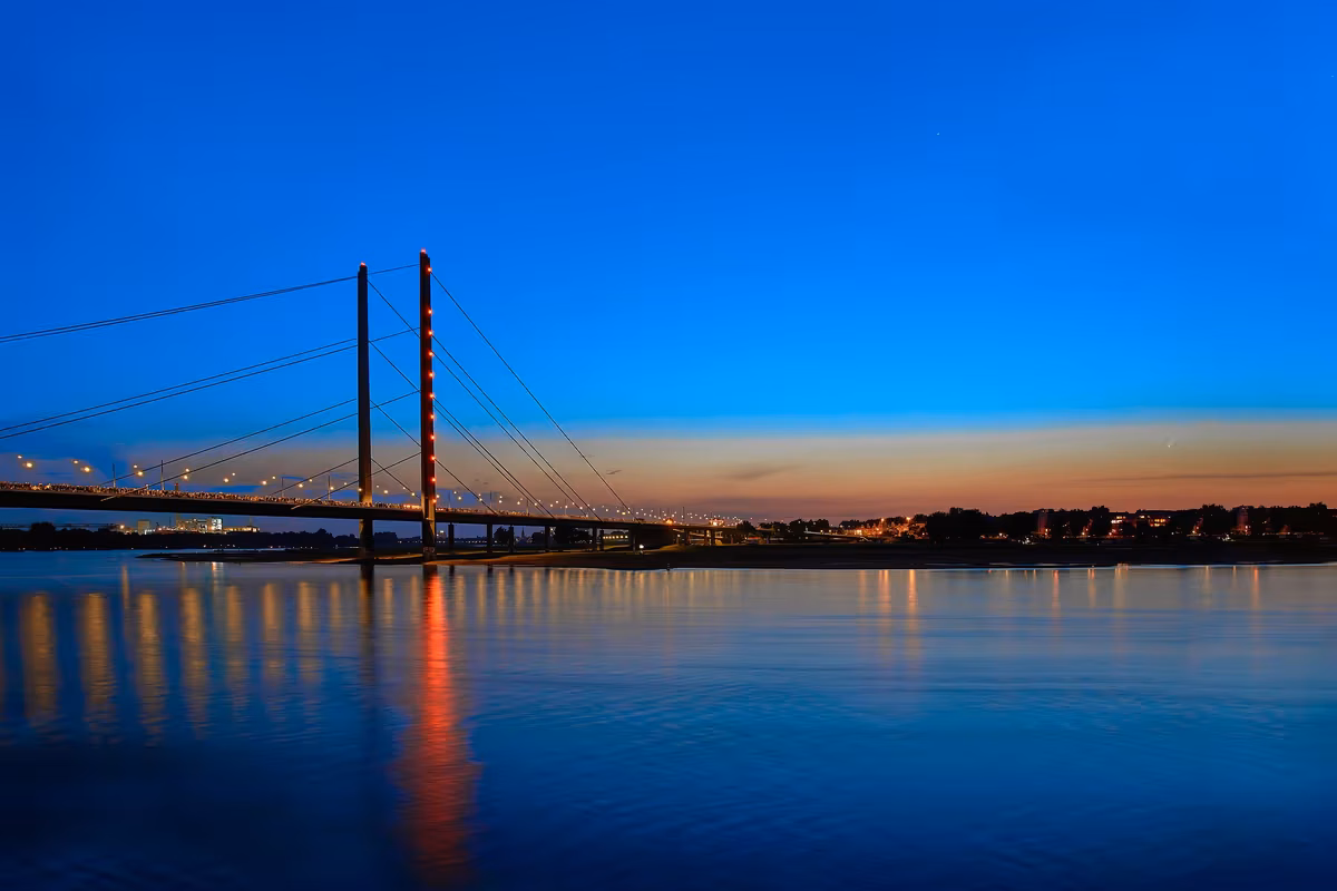 Anreise · so kommen Sie zum Hotel — Anreise · Rheinkniebrücke im Abendlicht — Düsseldorf am Rhein