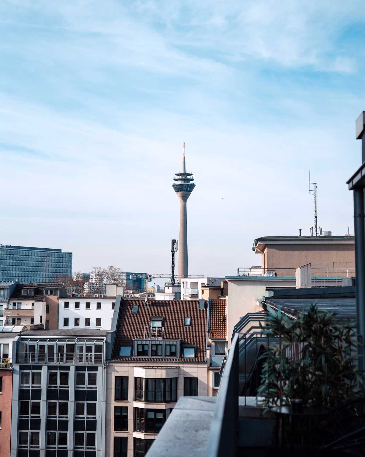 Rheinturm · 168 m über der Stadt — Ausblick · Rheinturm Skyline — The Fritz Hotel Düsseldorf