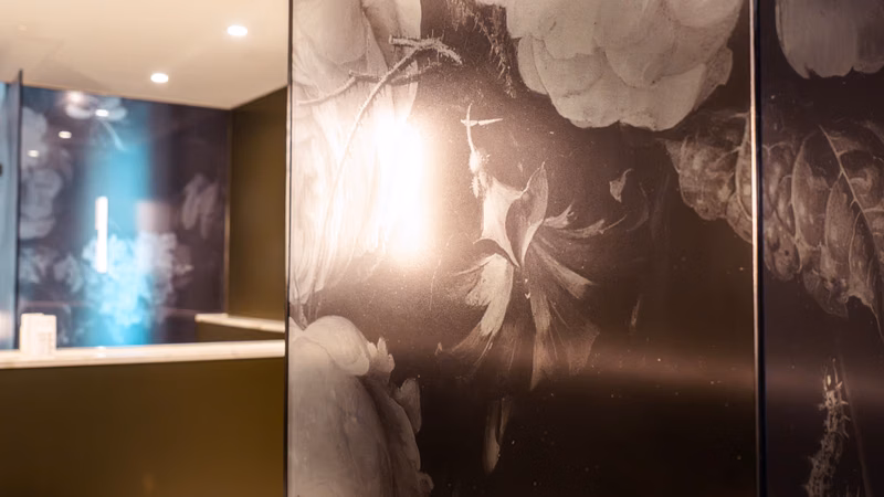 Bad · Blumentapete Wand — The Fritz Hotel Düsseldorf