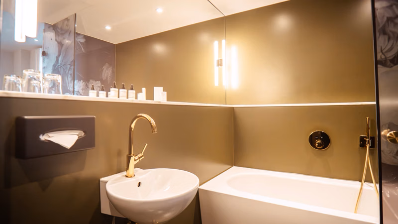 Bad · Übersicht Goldarmatur — The Fritz Hotel Düsseldorf