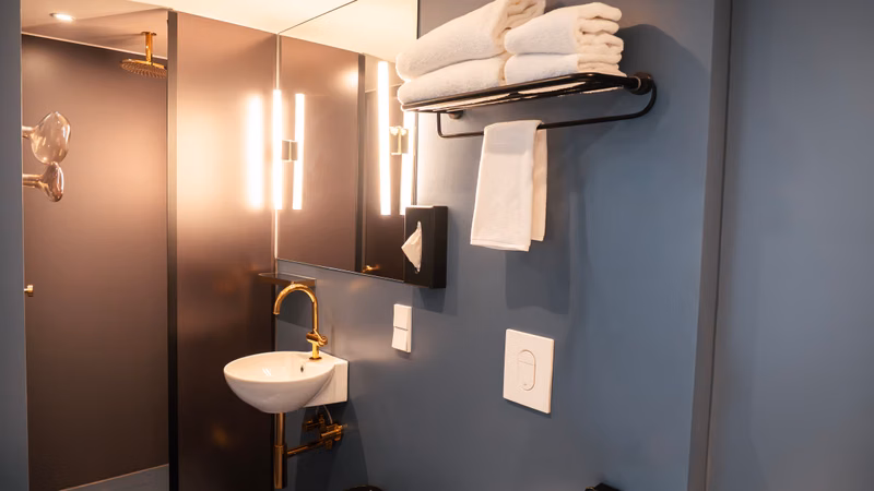 Bad · Waschbecken Handtücher — The Fritz Hotel Düsseldorf