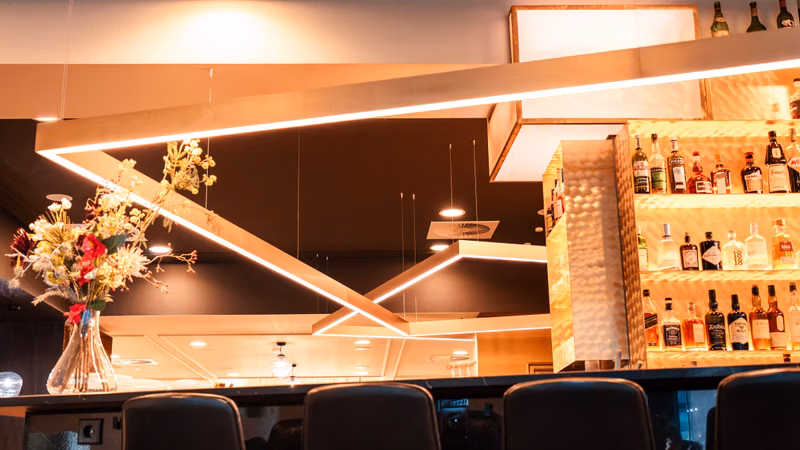 Bar · Designerleuchte Blumendeko — The Fritz Hotel Düsseldorf