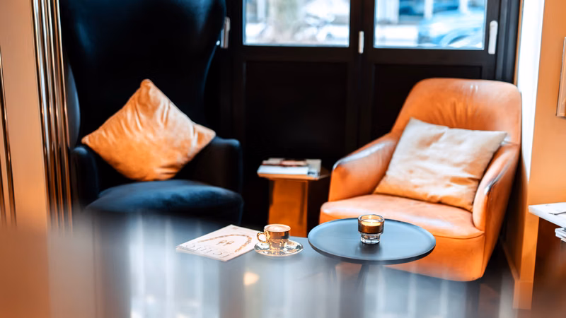 Lobby · Sessel Espresso Fenster — The Fritz Hotel Düsseldorf
