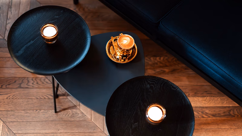 Lobby · Tische Cappuccino Vogelperspektive — The Fritz Hotel Düsseldorf