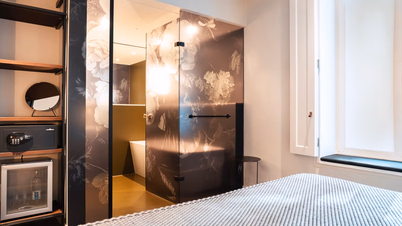 Zimmer · Bad Schiebetür Blumen — The Fritz Hotel Düsseldorf