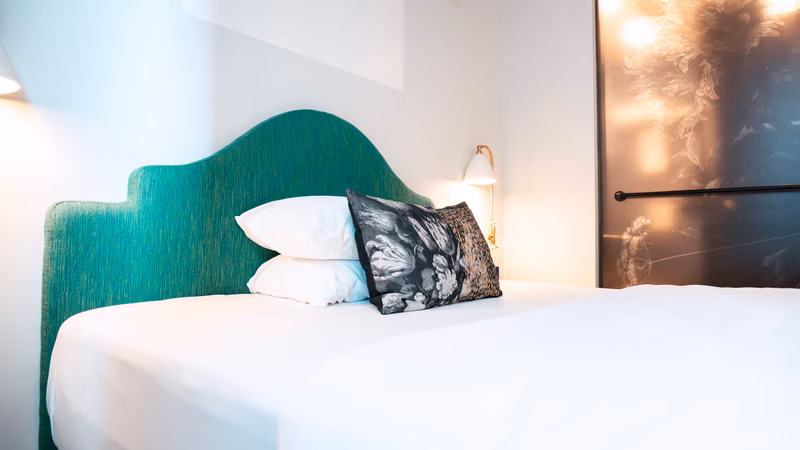 Zimmer · Bett Grünes Kopfteil Detail — The Fritz Hotel Düsseldorf
