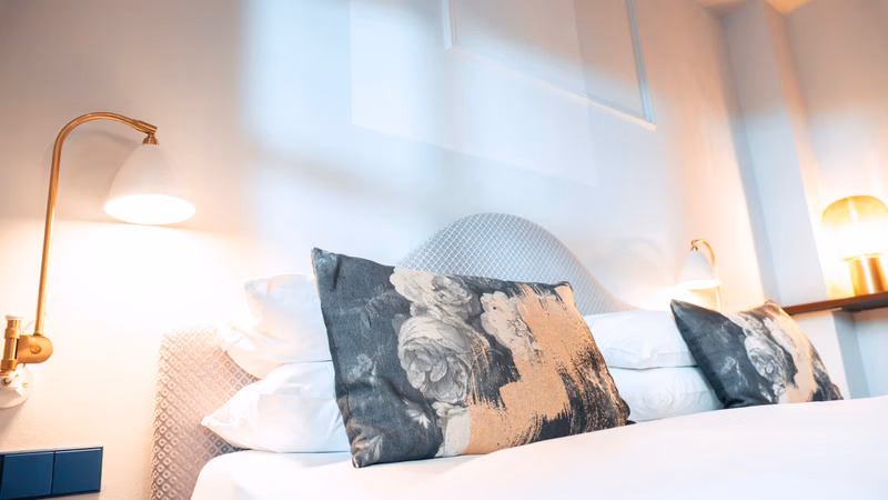 Zimmer · Bett Kissen Detail — The Fritz Hotel Düsseldorf