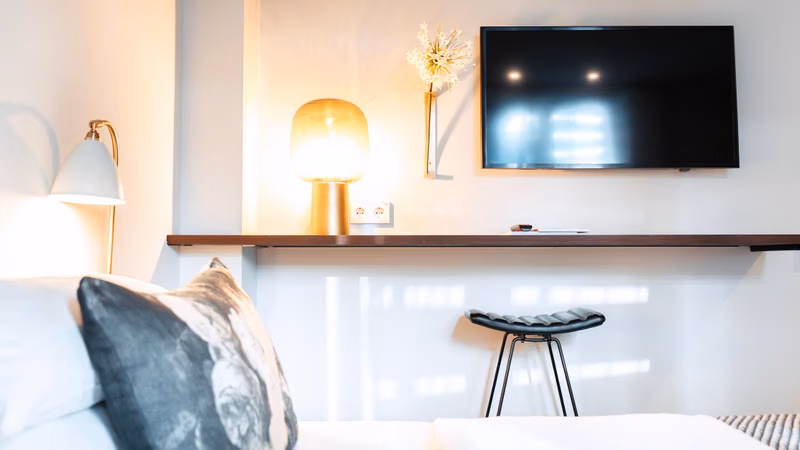 Zimmer · Bett Tv Bereich — The Fritz Hotel Düsseldorf