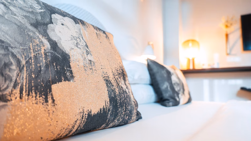 Zimmer · Deko Kissen Gold — The Fritz Hotel Düsseldorf