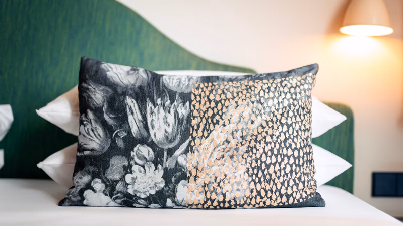 Zimmer · Designkissen Grünes Kopfteil — The Fritz Hotel Düsseldorf