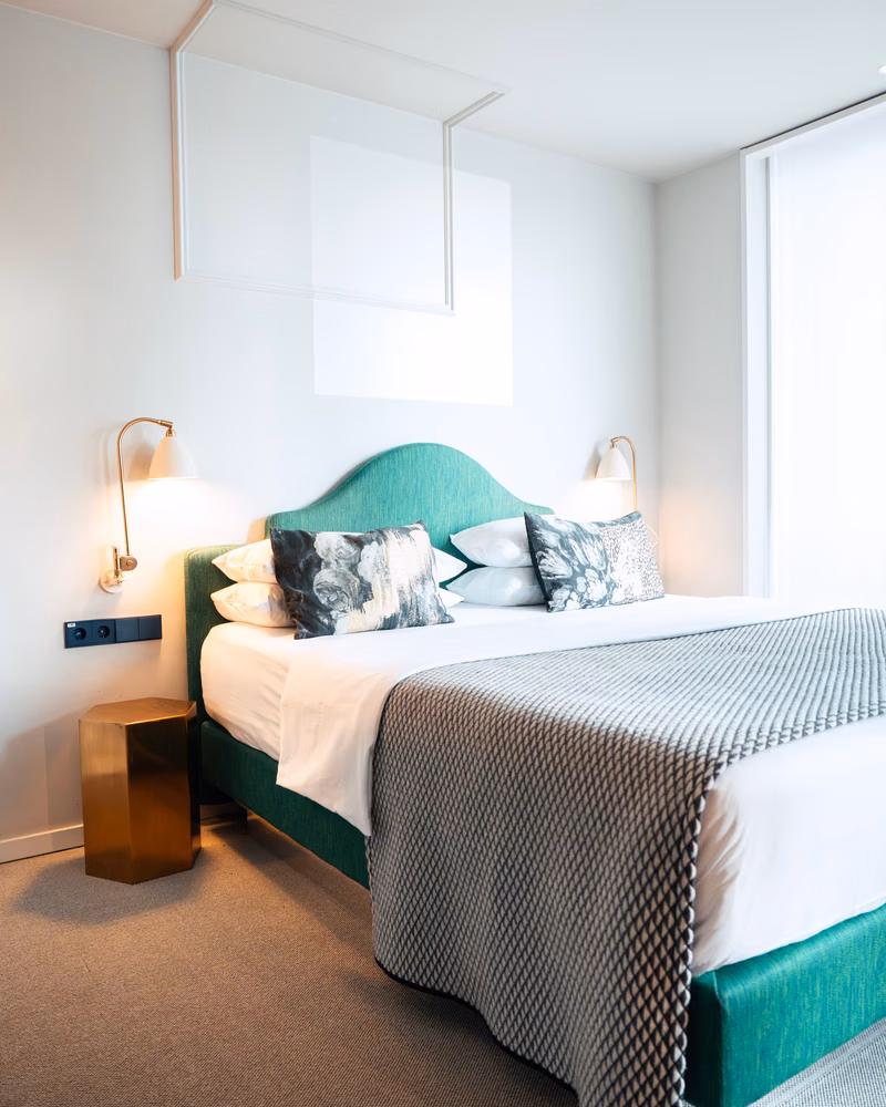 Zimmer · Doppelbett Grün Detail — The Fritz Hotel Düsseldorf