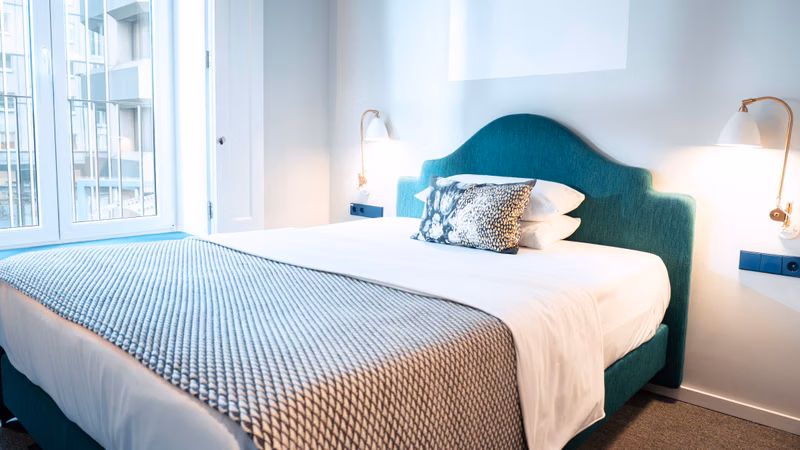 Zimmer · Doppelbett Grünes Kopfteil Fenster — The Fritz Hotel Düsseldorf