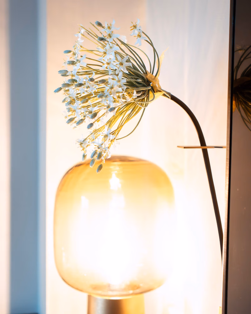 Zimmer · Tischlampe Blumendekor — The Fritz Hotel Düsseldorf