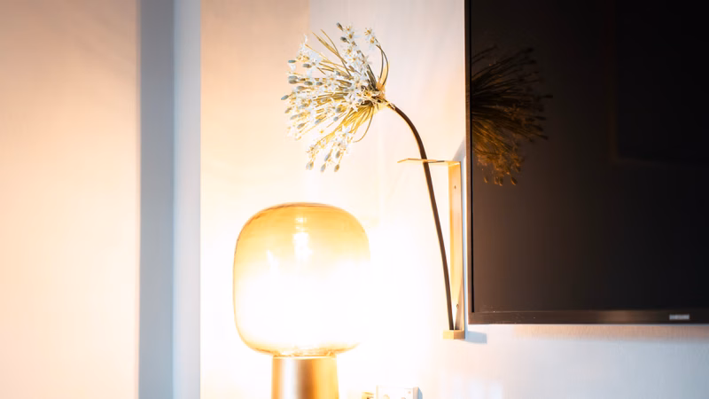 Zimmer · Tischlampe Tv — The Fritz Hotel Düsseldorf