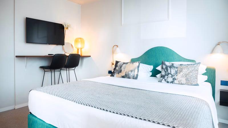 Zimmer · Tv Bett Grün Übersicht — The Fritz Hotel Düsseldorf