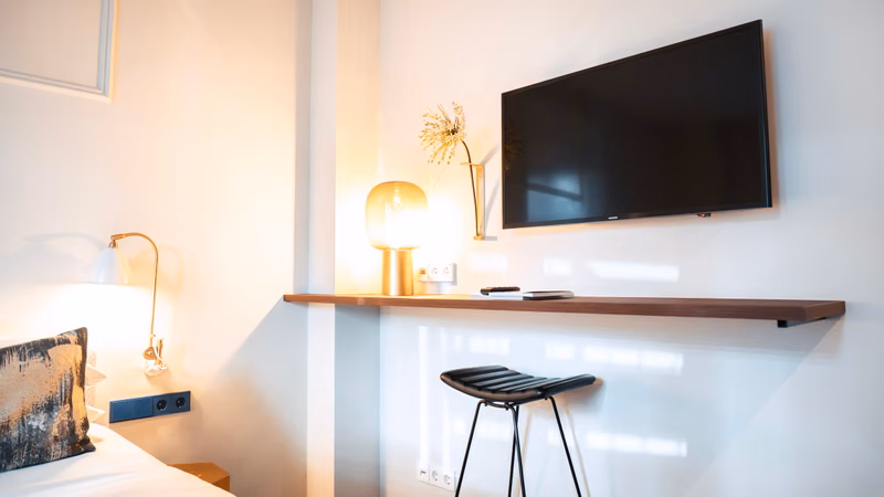 Zimmer · TV-Bereich — The Fritz Hotel Düsseldorf