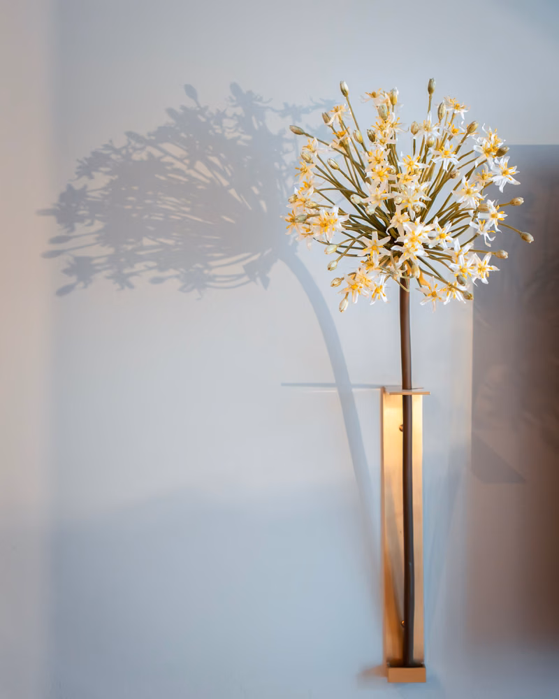 Zimmer · Wandleuchte Blumendeko — The Fritz Hotel Düsseldorf