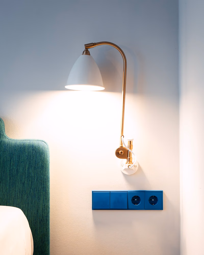 Zimmer · Wandleuchte Messing — The Fritz Hotel Düsseldorf