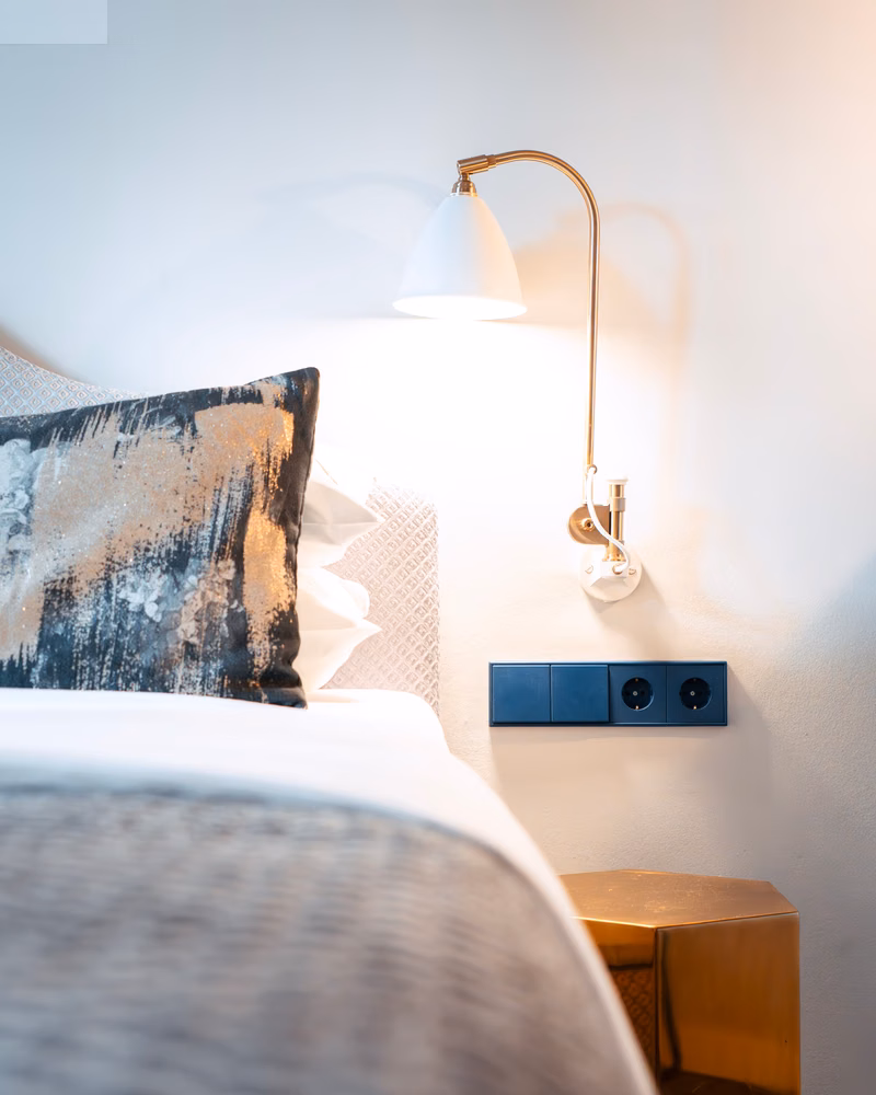 Zimmer · Wandleuchte Nachttisch — The Fritz Hotel Düsseldorf