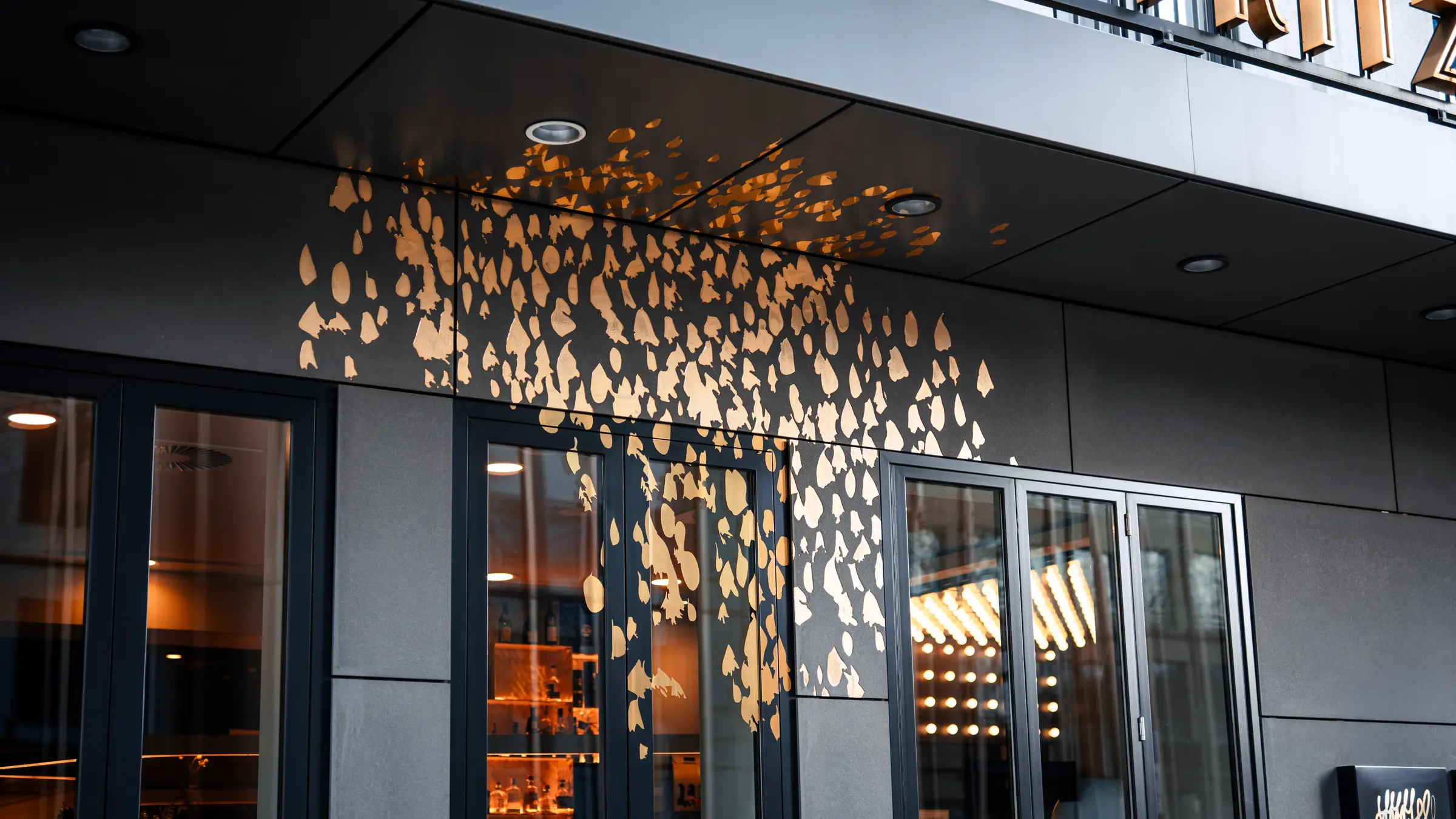 Außenansicht · Goldblattfassade Detail — The Fritz Hotel Düsseldorf