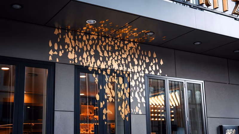 Außenansicht · Goldblattfassade Detail — The Fritz Hotel Düsseldorf
