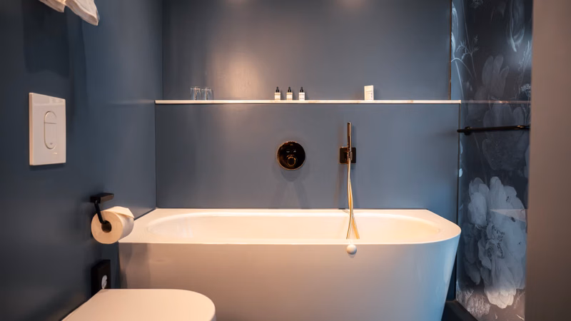 Bad · Badewanne Blau — The Fritz Hotel Düsseldorf