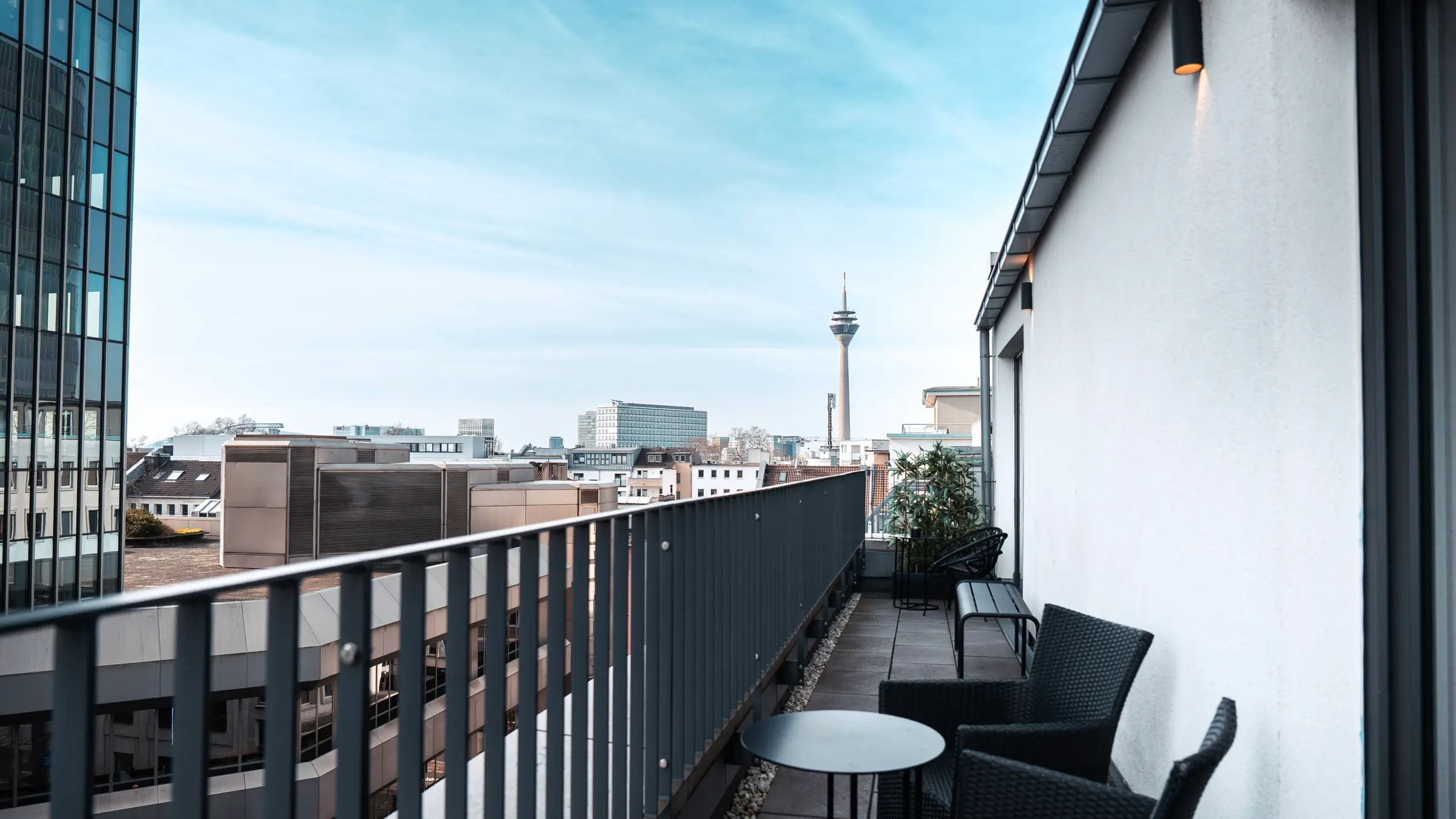 Balkon · Rheinturm Ausblick — The Fritz Hotel Düsseldorf