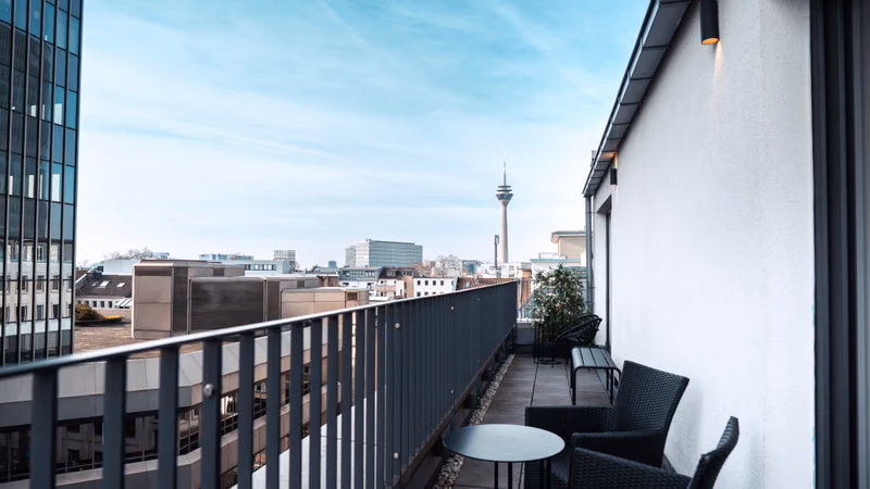 Balkon · Rheinturm Ausblick — The Fritz Hotel Düsseldorf