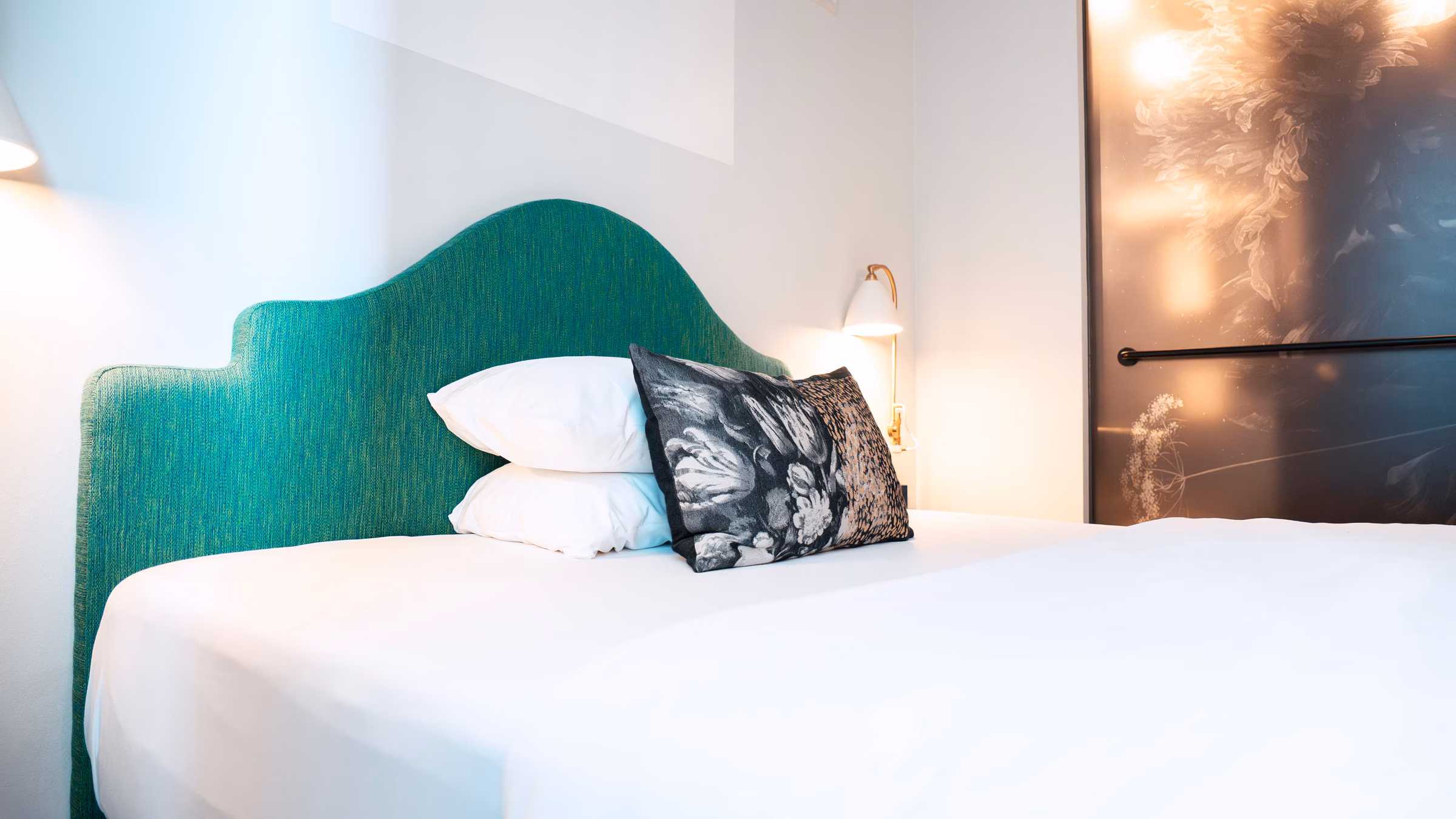 Zimmer · Bett Grünes Kopfteil Detail — The Fritz Hotel Düsseldorf