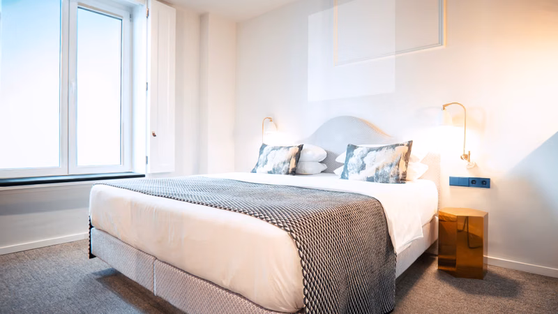 Zimmer · Doppelbett Am Fenster — The Fritz Hotel Düsseldorf