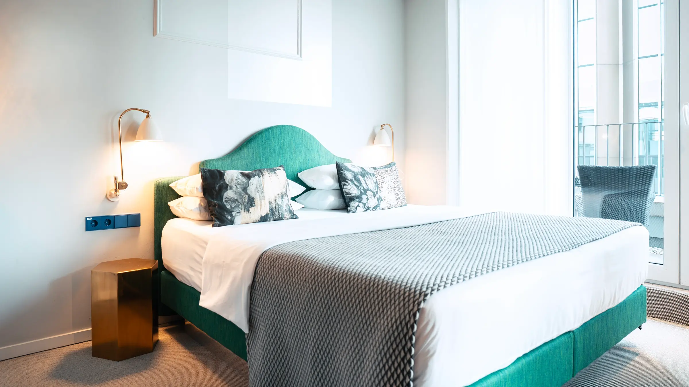 Zimmer · Doppelbett Grün Tageslicht — The Fritz Hotel Düsseldorf