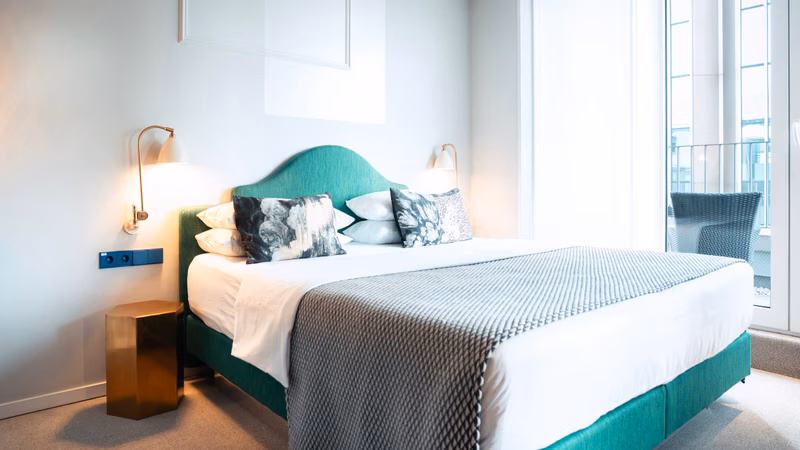 Zimmer · Doppelbett Grün Tageslicht — The Fritz Hotel Düsseldorf