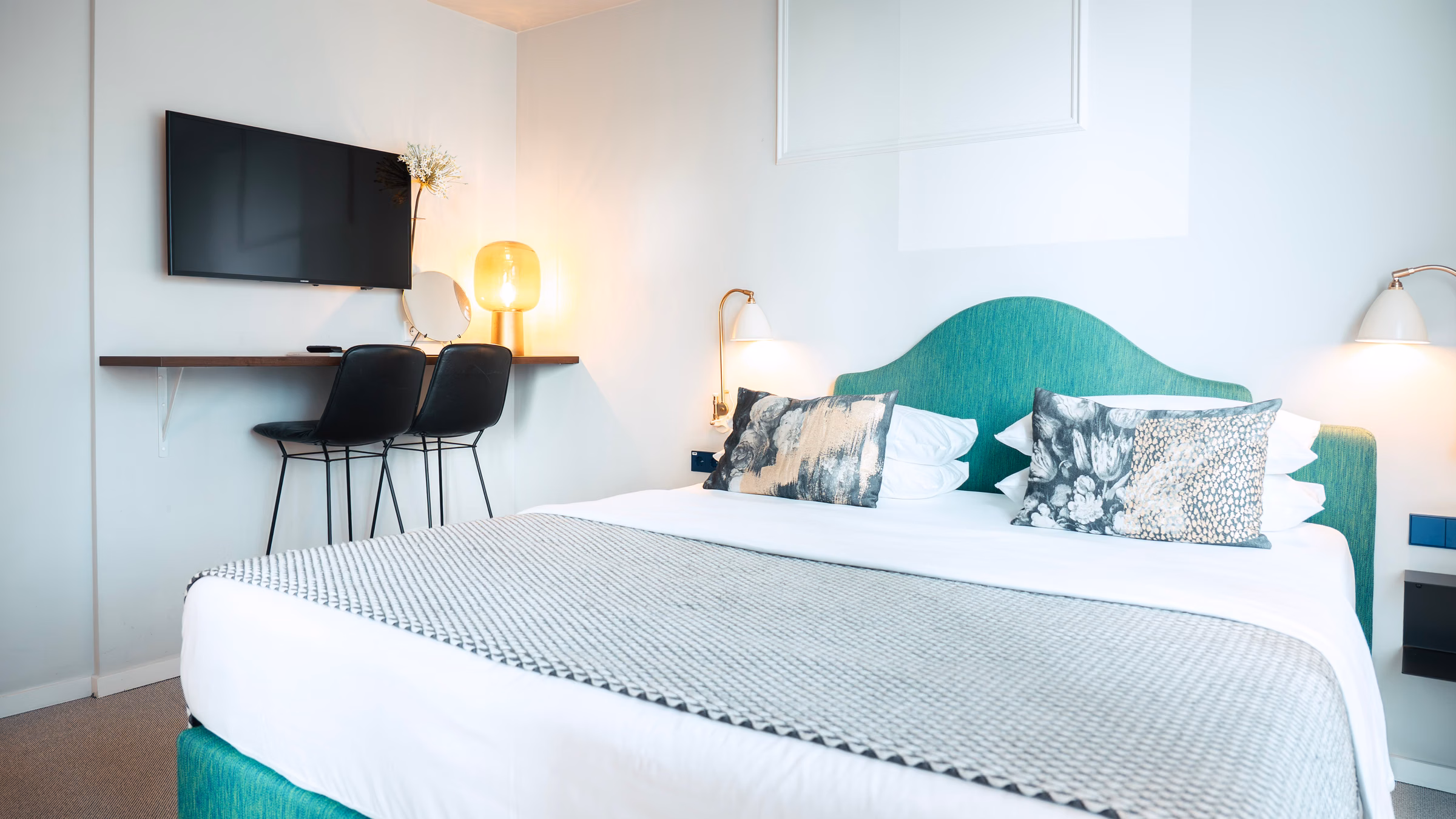 Zimmer · Tv Bett Grün Übersicht — The Fritz Hotel Düsseldorf